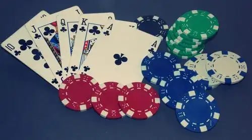 Tampilan permainan live casino dengan dealer asli di area188